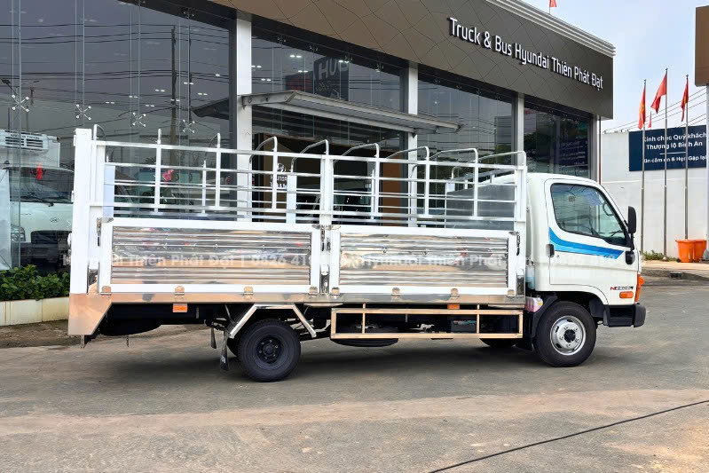 Mighty N250SL thùng mui bạt bửng nâng tại Hyundai Thiên Phát Đạt