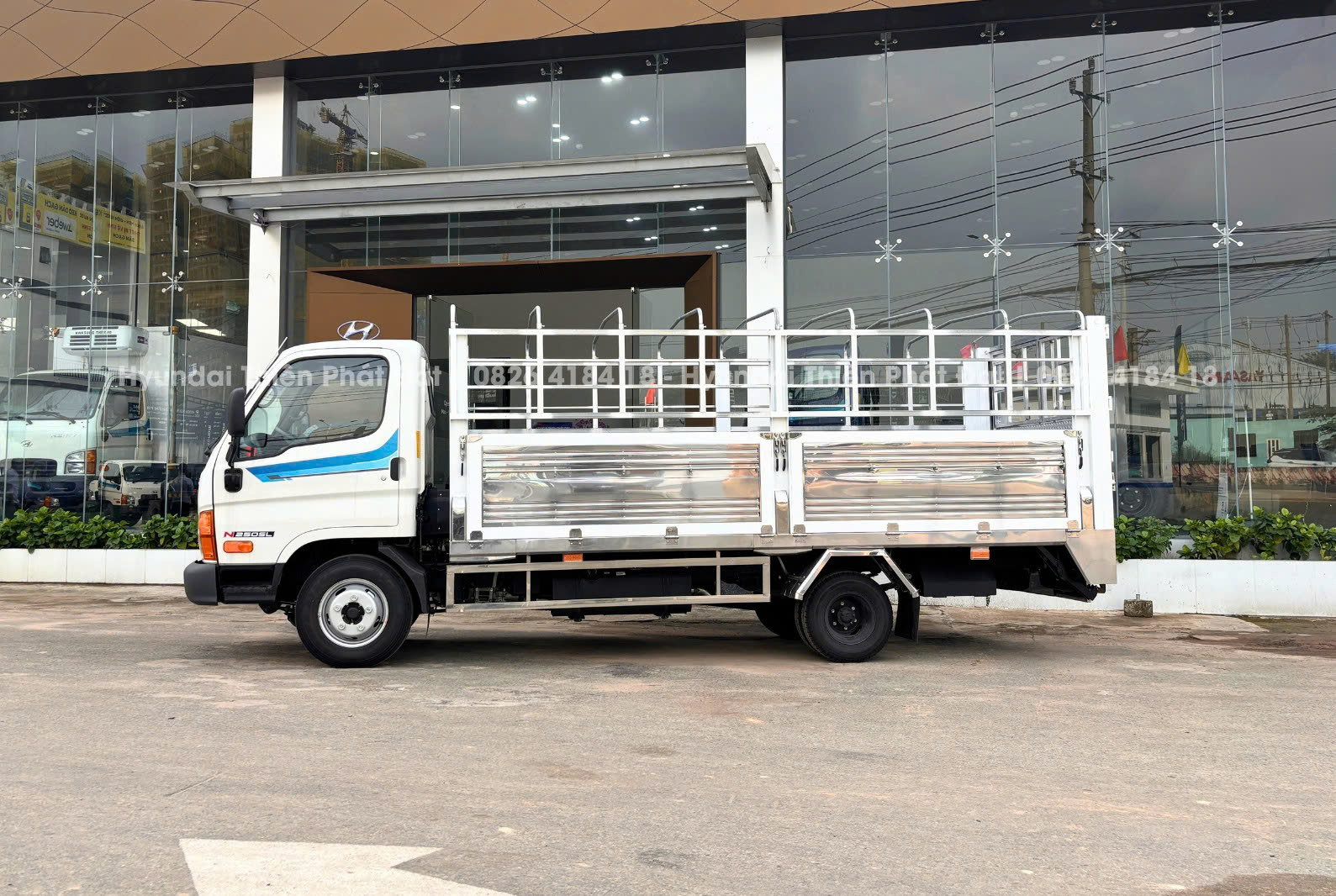 Mighty N250SL thùng mui bạt bửng nâng tại Hyundai Thiên Phát Đạt