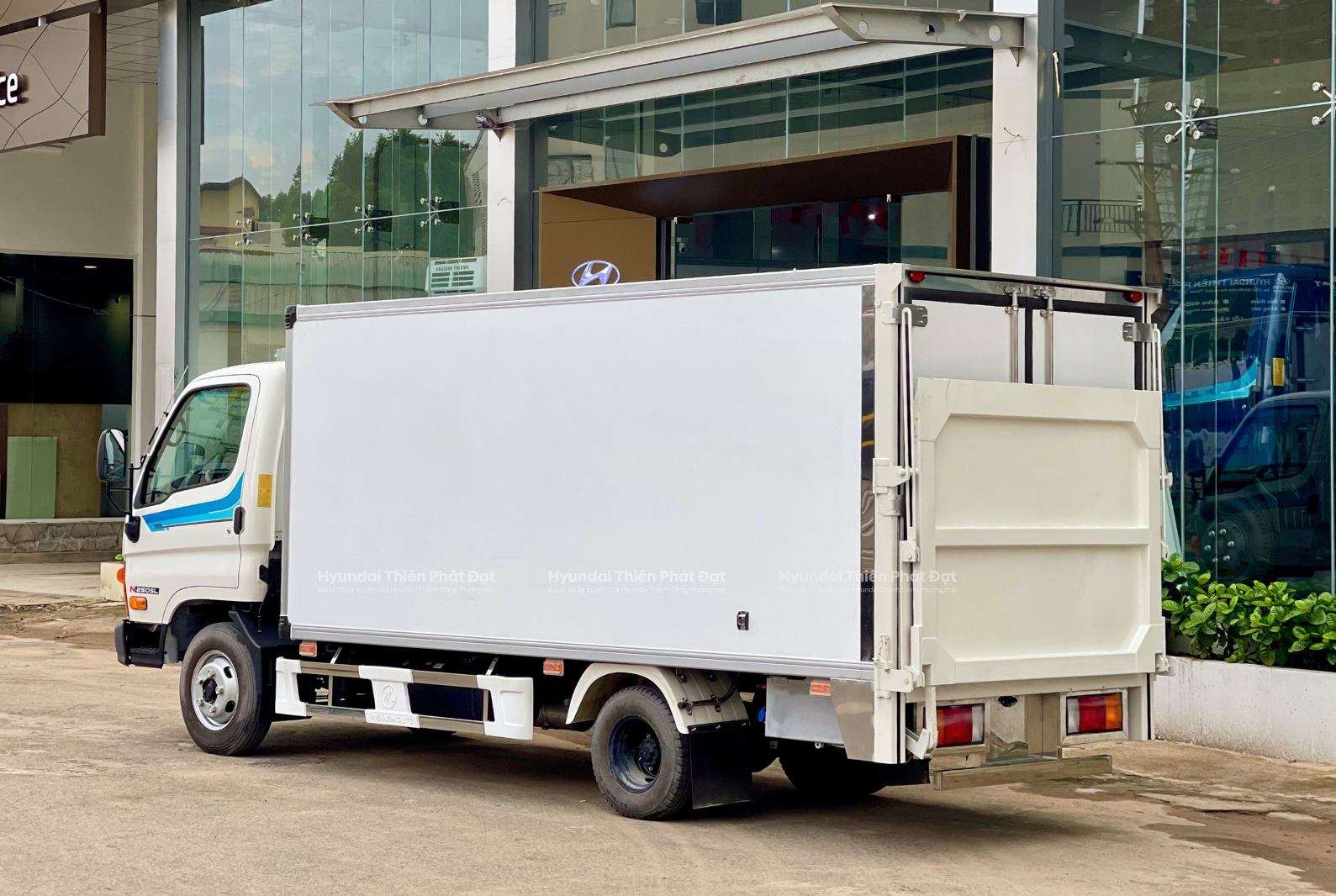 Lợi ích khi sử dụng Mighty N250SL thùng kín composite bửng nâng tại Hyundai Thiên Phát Đạt