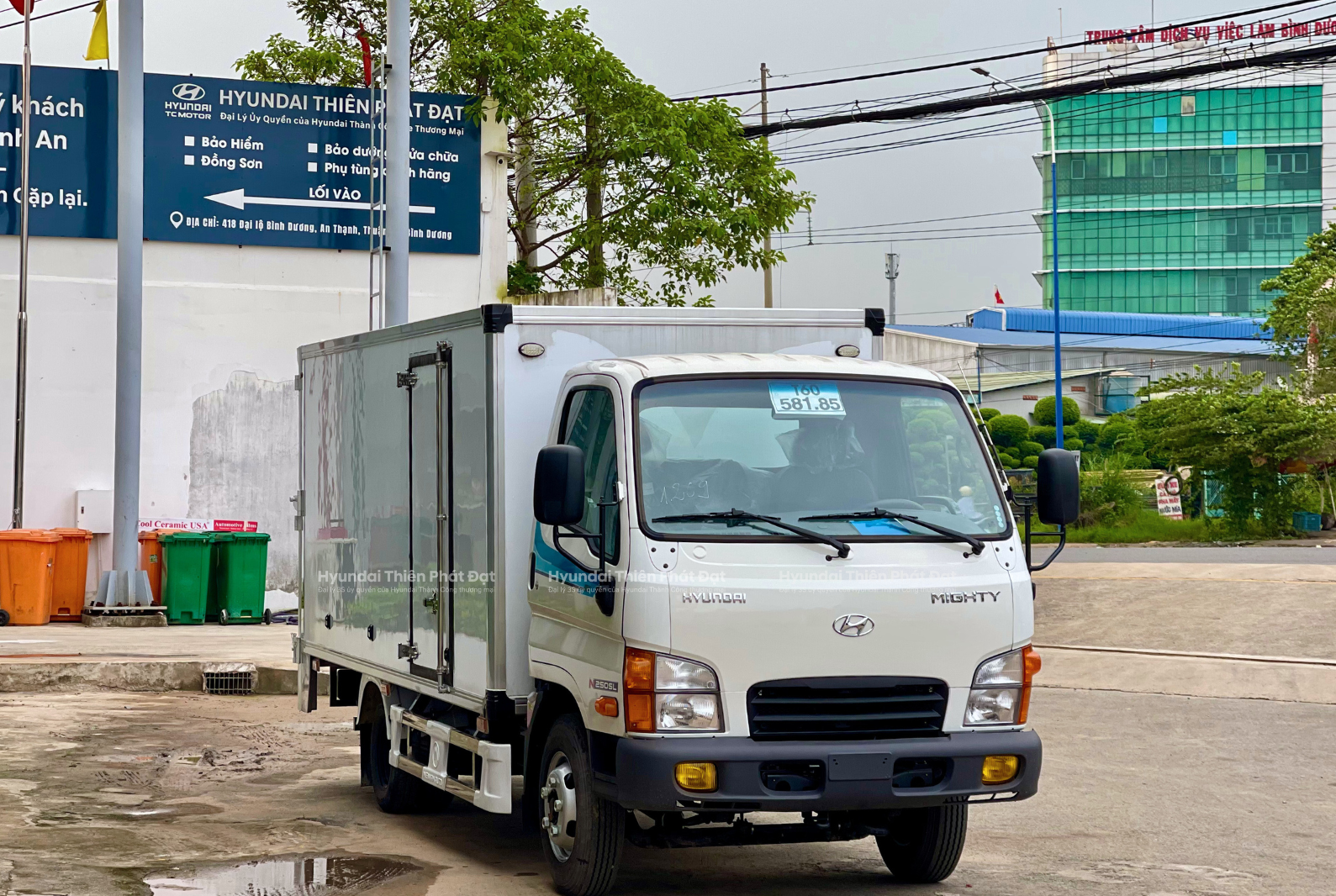 Tổng quan Mighty N250SL thùng kín composite bửng nâng tại Hyundai Thiên Phát Đạt